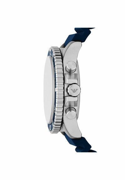 Stříbrné nerezové hodinky s modrým rámečkem a gumovým páskem. Obsahuje tlačítka chronografu a hladký kulatý design pouzdra.