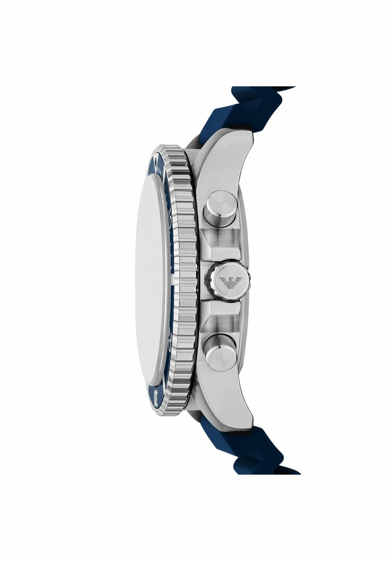 Sølv rustfrit stål ur med blå bezel og gummirem. Inkluderer chronografknapper og et glat, rundt kasedesign.