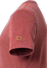 Camiseta de algodón en tono rojo jaspeado con mangas cortas, escote redondo y una etiqueta de cuero con la palabra "Forsberg" en la manga izquierda.
