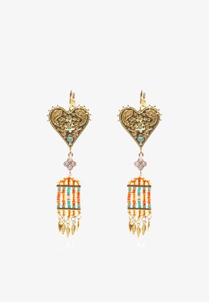 Boucles d'oreilles en forme de cœur doré avec un filigrane complexe, des accents turquoise, une frange perlée en orange et turquoise, et des breloques dorées pendantes.