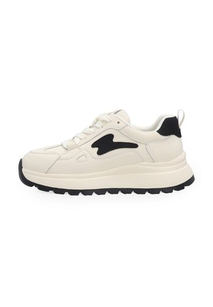 Weißer Sneaker mit niedrigem Schaft, schwarzer Sohle, schwarzen Akzenten, Schnürung vorne und Zuglasche an der Ferse, im Seitenprofil dargestellt.