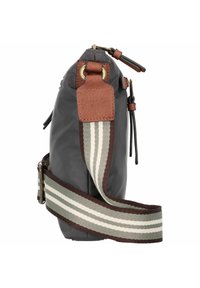 Sac en nylon gris avec des accents en cuir marron et une bandoulière en tissu rayé. Il dispose d'une fermeture éclair et d'une couture décorative sur le côté.