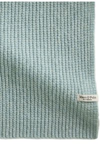Écharpe tricotée en bleu clair, avec une texture côtelée. Une petite étiquette en tissu dans le coin inférieur droit indique "Marc O'Polo, EST. À STOCKHOLM."