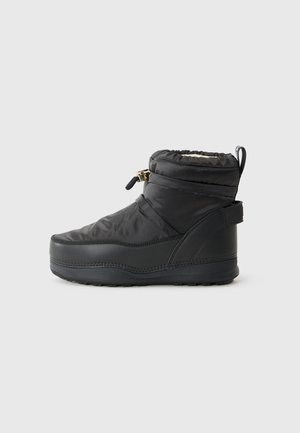 Bottines noires rembourrées avec fermeture éclair et semelle texturée, featuring un bout arrondi et une doublure douce près de l'ouverture.