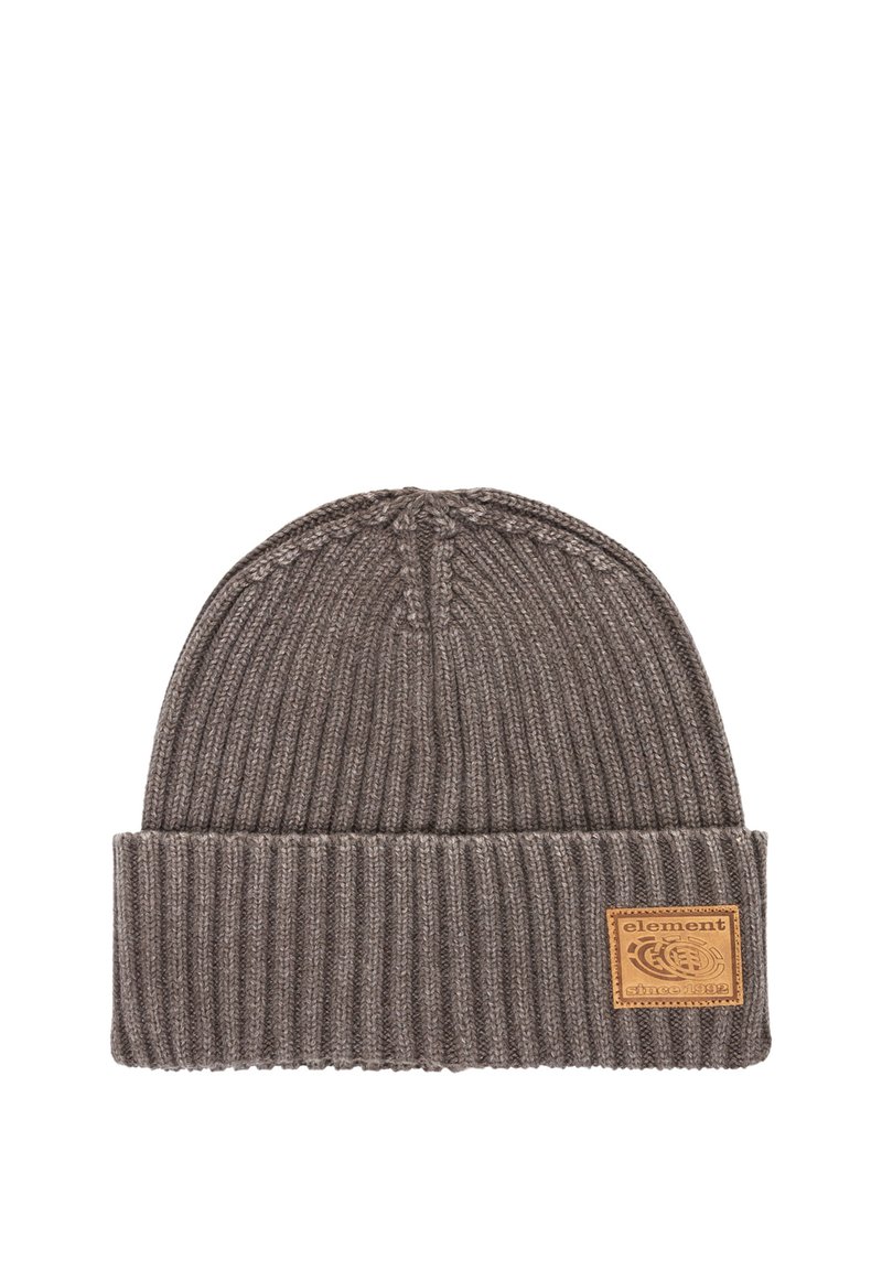 Brązowa dzianinowa czapka beanie z prążkowanym wzorem, z podwiniętym mankietem i skórzaną łatą z logo z przodu. Prosty i funkcjonalny design.