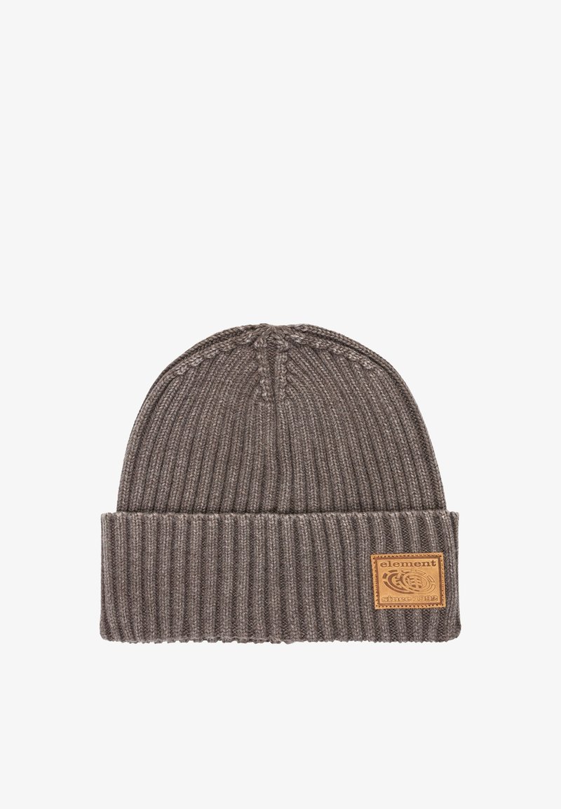 Brązowa dzianinowa czapka beanie z prążkowanym wzorem, z podwiniętym mankietem i skórzaną łatą z logo z przodu. Prosty i funkcjonalny design.