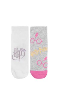 Calzini bianchi e grigi con il logo "HP" e grafiche colorate di Harry Potter, inclusi occhiali e fulmine, con accenti rosa sul calzino grigio.
