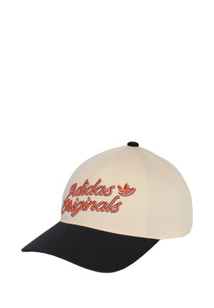 Casquette beige et noire Adidas Originals avec texte de logo brodé orange et emblème trèfle sur le panneau avant.