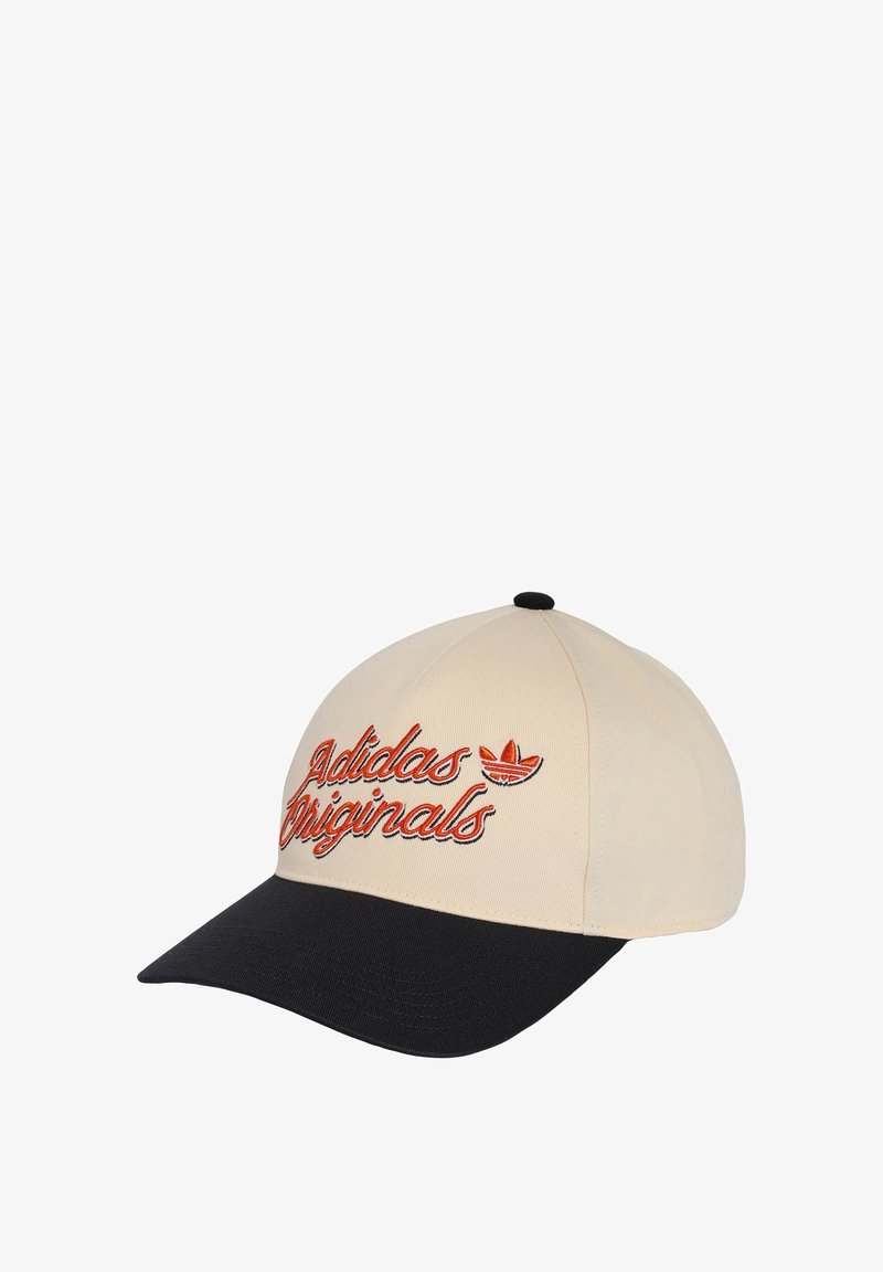 Casquette beige et noire Adidas Originals avec texte de logo brodé orange et emblème trèfle sur le panneau avant.