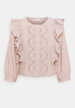 Blusa rosa claro de manga larga con botones delanteros, bordado floral con ojales y detalles fruncidos a lo largo de los hombros y el pecho.