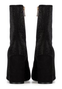 Botas de tobillo negras con un diseño elegante de ante, adornadas con detalles brillantes y un tacón robusto, que exhiben un cierre de cremallera en la parte trasera.