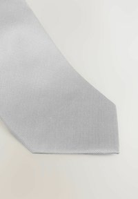 Cravate gris argenté avec un motif texturé de petites formes de diamant, bout effilé et finition en tissu lisse.