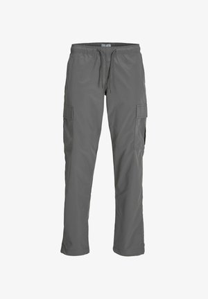 Dunkelgrüner Hoodie mit einer frontalen Kängurutasche und geprägtem "Originals"-Text, kombiniert mit grauen Cargo-Hosen mit Seitentaschen.