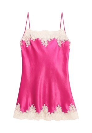 Rosa Satin-Camisole mit verstellbaren Trägern, versehen mit einem gezackten weißen Spitzenbesatz entlang des Ausschnitts und Saums. Glatte Textur und leichtes Design.