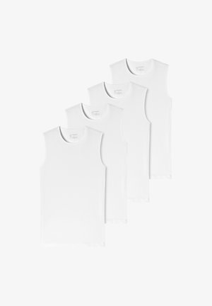 Fire hvide ærmeløse bomulds t-shirts arrangeret i et stak, med et enkelt design med runde udskæringer og ingen synlige mønstre eller accenter.