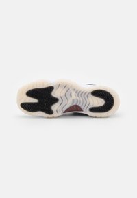 Jordan AIR 11 RETRO LOW UNISEX - Basketsko - black/gym red/white/sail