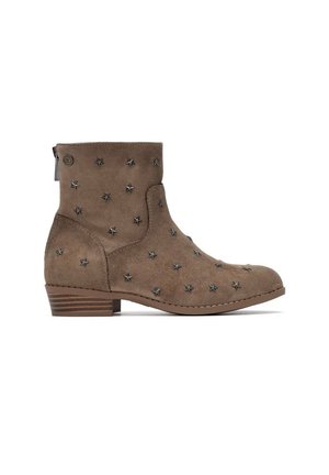 Bota de ante marrón hasta el tobillo con tacón bajo apilado, adornada con pequeñas tachuelas de estrella de metal y cierre de cremallera trasero.