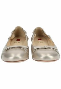 Bailarinas metálicas doradas con la punta redondeada, detalle de lazo decorativo y laterales elásticos para un ajuste ceñido. Textura de superficie lisa.