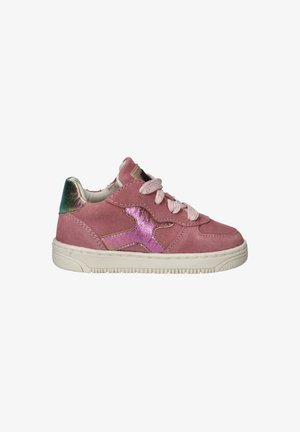 Roze suède sneakers met metalen accenten, vetersluiting en een rubberen zool. Heeft een glanzend paarse logo aan de zijkant en een groene hiel.