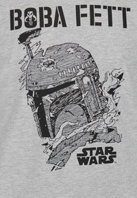 Grijze t-shirt met een zwart ontwerp van Boba Fett's helm, met barsten en slijtage, met daaronder de tekst "BOBA FETT" en "STAR WARS".
