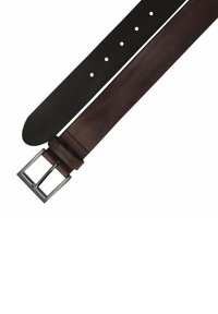 Cinturón de cuero marrón con un acabado suave, con un lado inferior negro, hebilla de metal y varios agujeros ajustables para el tamaño.
