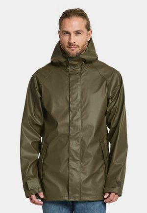 Olivengrøn vandtæt jakke med høj krave, justerbar hætte, frontlukning med trykknapper og sidelommer; glat, skinnende tekstur.
