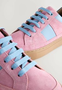 Next REGULAR FIT - FOREVER COMFORT ROUND TOE - Matalavartiset tennarit - pink