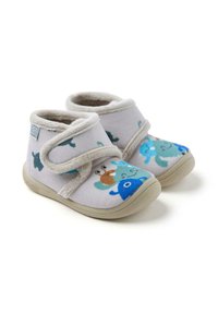 Mocasines infantiles de tela gris con forro de felpa y tira de velcro; presenta ilustraciones coloridas de animales en la parte delantera. Diseño de puntera suave y redondeada.