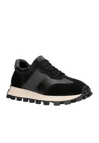 Scarpe da ginnastica nere realizzate con un mix di camoscio e pelle liscia. Presentano un pannello testurizzato nero, una suola spessa beige e tacchetti in gomma per la trazione.