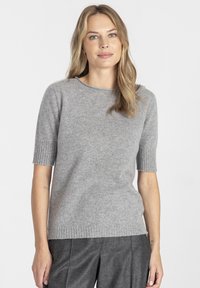 Szary sweter z krótkim rękawem wykonany z miękkiego dzianiny. Posiada ściągacze przy mankietach i u dołu, okrągły dekolt oraz luźny krój.