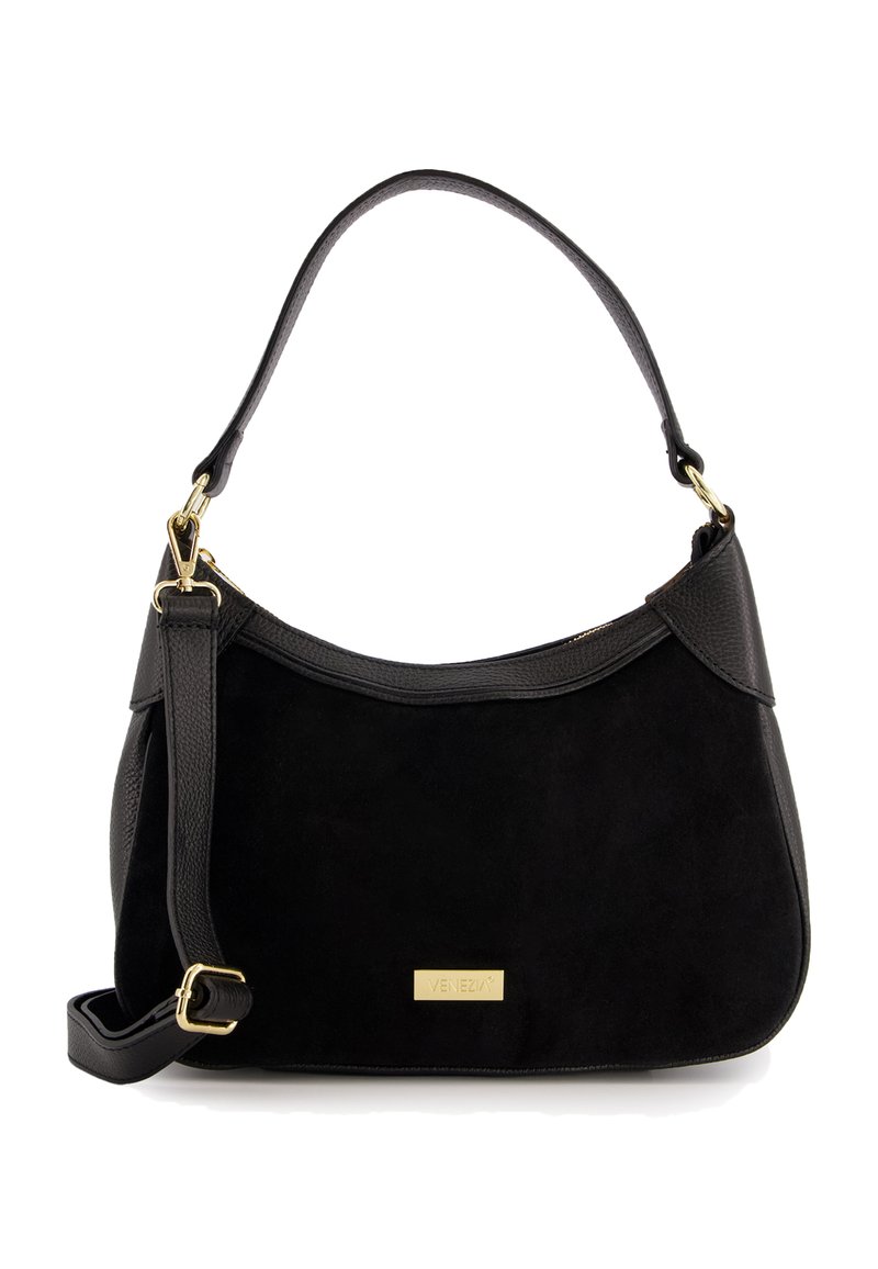 Schwarze Wildleder-Handtasche mit geschwungener Form, strukturierten Lederakzenten, einem einzelnen Schulterriemen und einem goldenen Logo-Plakette auf der Vorderseite.