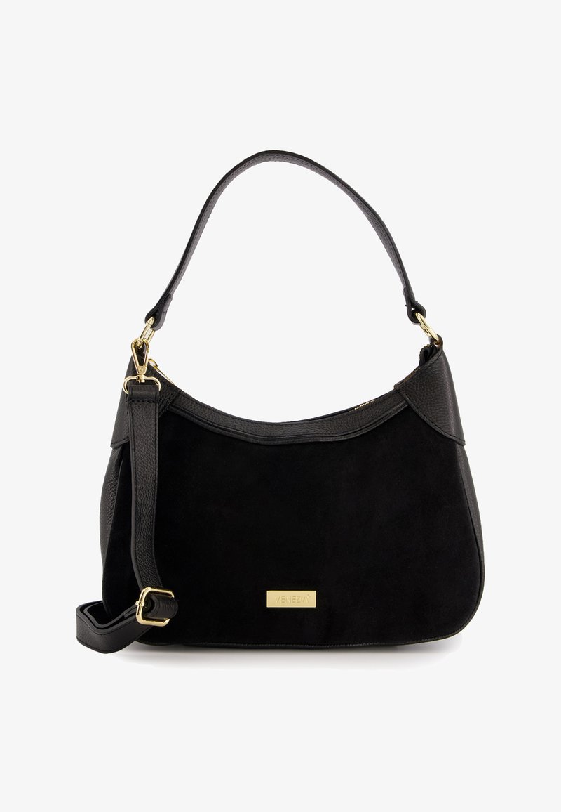 Schwarze Wildleder-Handtasche mit geschwungener Form, strukturierten Lederakzenten, einem einzelnen Schulterriemen und einem goldenen Logo-Plakette auf der Vorderseite.