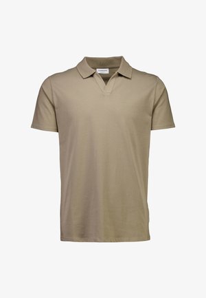 Lichtbruine poloshirt gemaakt van zacht katoen, met een klassieke kraag en korte mouwen, voorzien van een ontspannen pasvorm en zonder zichtbare patronen.