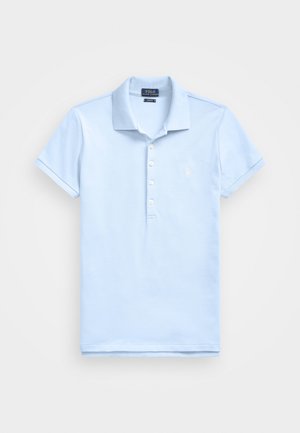 Svetlo modra polosrajca iz mehkega bombaža. Ima ovratnik, kratke rokave, zapenjanje na tri gumbe in majhen bel logotip na prsih.