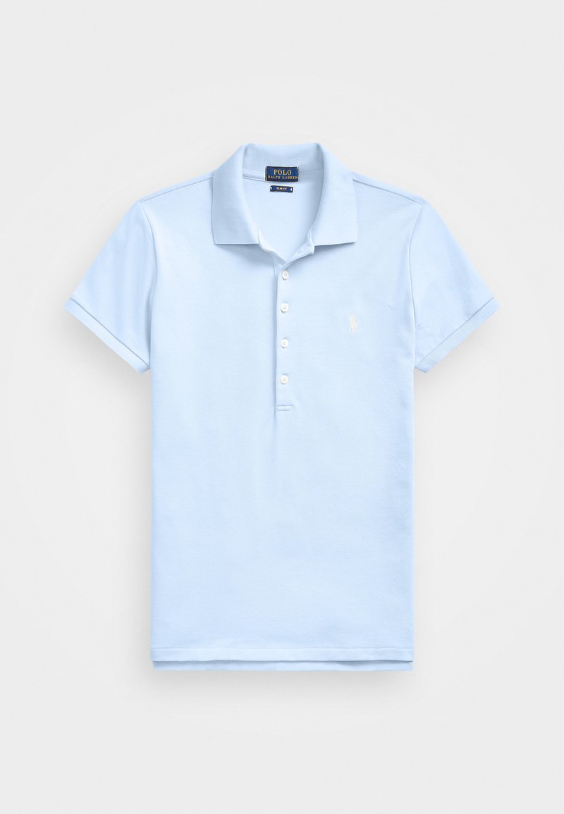 Lyseblå polo skjorte laget av myk bomull. Den har krage, korte ermer, tre knapper foran, og en liten hvit logo på brystet.