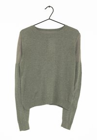 Zielona oliwkowa swetra z długim rękawem, z prążkowanymi mankietami i siateczkowymi wstawkami na górnych rękawach, wisząca na czarnej wieszaku na białym tle.