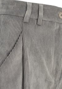 I pantaloni in velluto a coste grigio presentano una texture a coste verticali, una vita strutturata con passanti per la cintura e una chiusura a bottone.