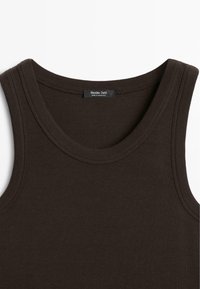 Donkerbruine mouwloze geribbelde tanktop met ronde halslijn en zichtbaar Massimo Dutti-label dat aan de binnenkant van de kraag is genaaid.