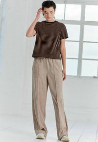 Next SHORT SLEEVE CREW NECK   REGULAR FIT - Marškinėliai su spaudiniu - tan brown navy blue