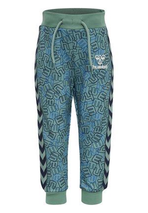 Groene joggers met een abstract blauw patroon, elastische tailleband met een trekkoord, marineblauwe zijkanten met chevronaccenten en logodetail.