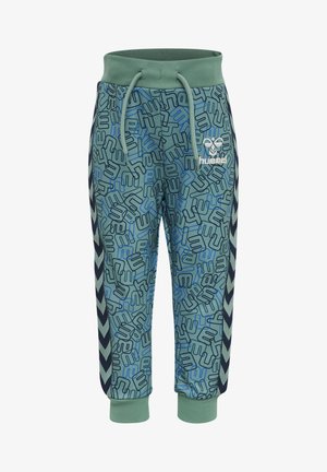 Grüne Jogginghosen mit einem abstrakten blauen Muster, elastischem Bund mit Kordelzug, marineblauen Seitenstreifen mit Chevron-Akzenten und Logodetails.