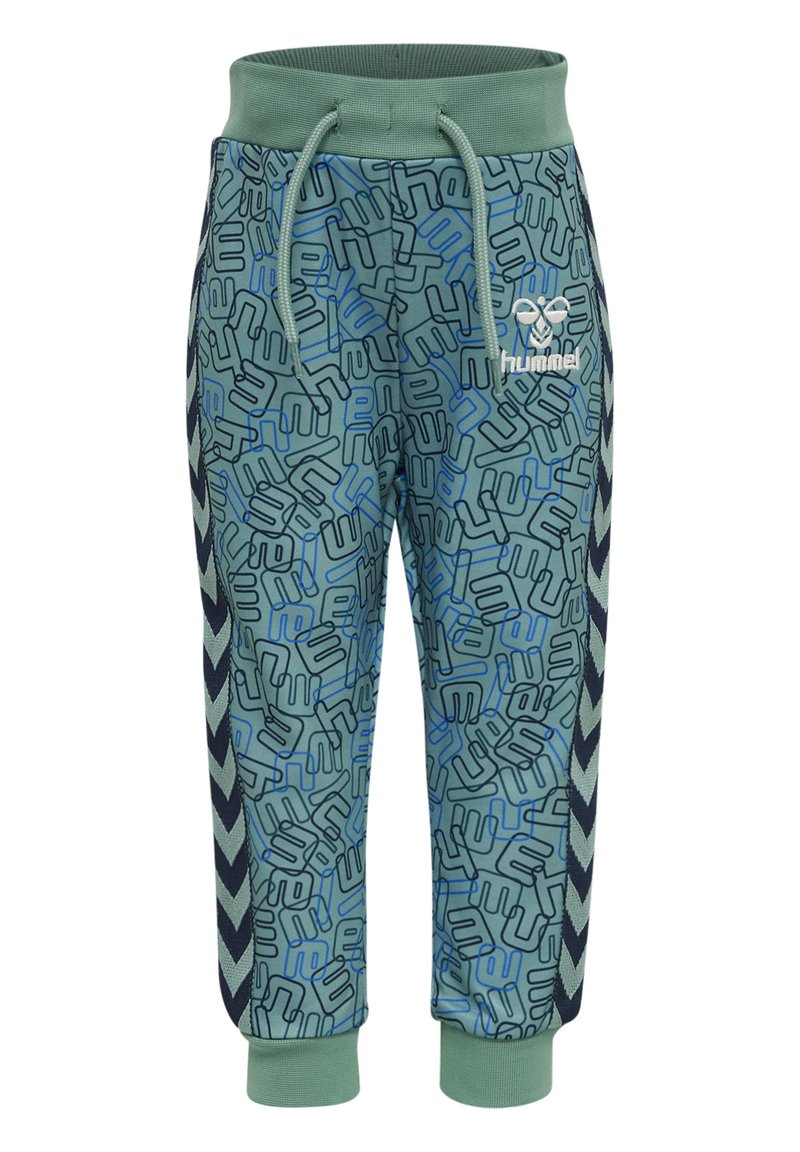 Gröna joggingbyxor med ett abstrakt blått mönster, elastisk midja med dragsko, marinblå sidosträck med chevrondetaljer och logotypdetalj.