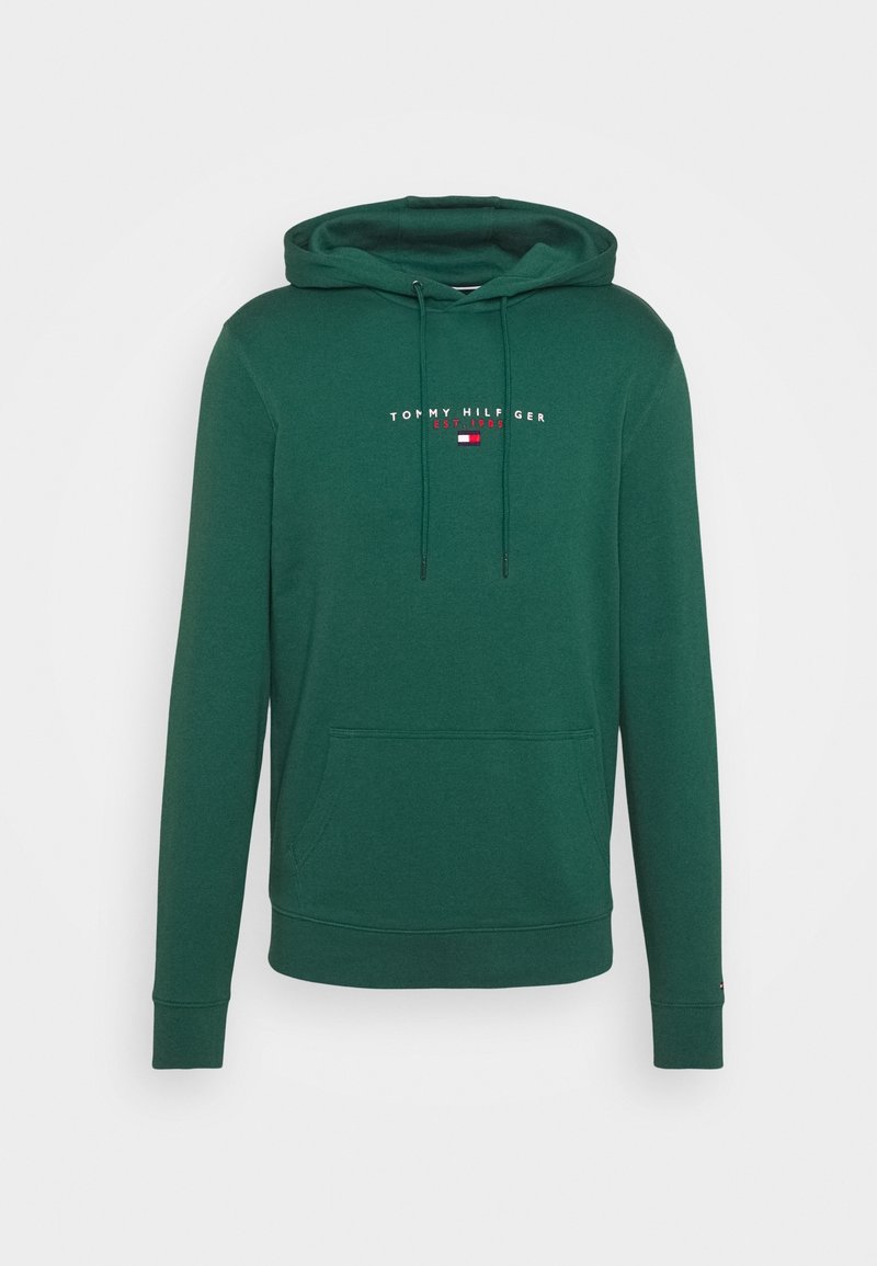 Felpa verde con cappuccio e tasca frontale. Presenta il testo e il logo "TOMMY HILFIGER" in rosso e bianco sul petto. Realizzata in tessuto morbido.