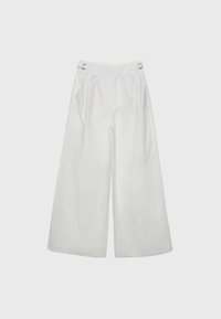 Pantalon blanc à jambes larges et taille haute avec boucles ajustables sur les côtés, plis à l'avant, poches latérales et fermeture éclair dissimulée à l'avant.