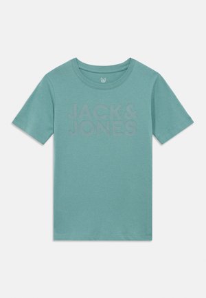 Tričko s krátkym rukávom v tyrkysovej farbe s okrúhlym výstrihom a reliéfnym nápisom "JACK & JONES" na prednej strane.