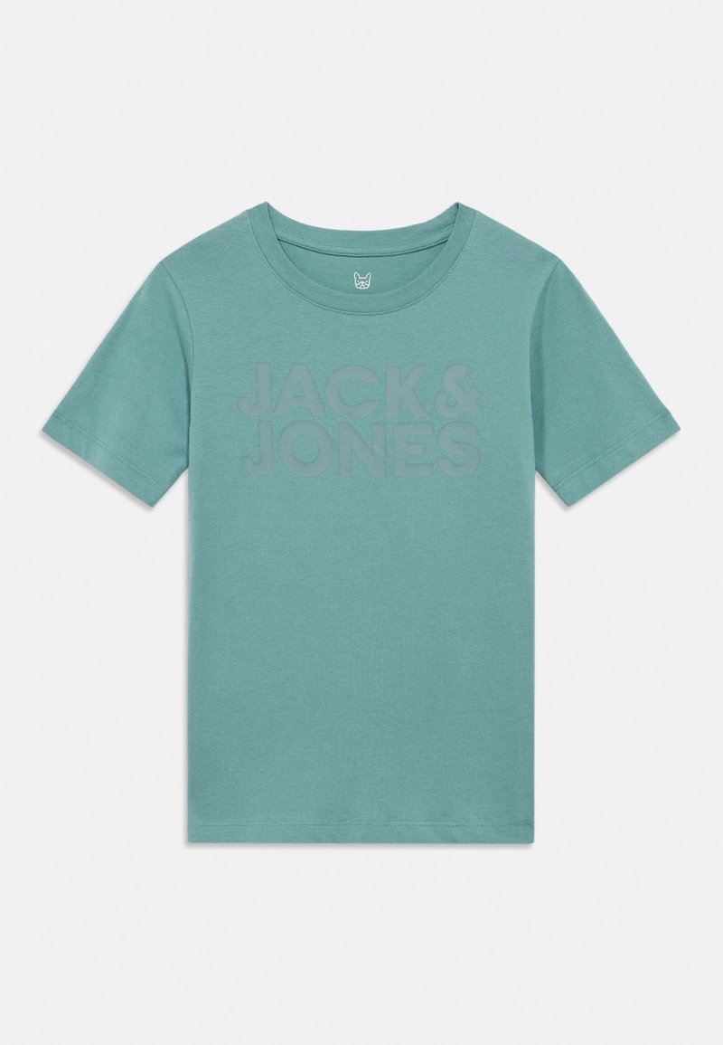 Kékeszöld rövid ujjú póló kerek nyakkivágással és előoldalon dombornyomott "JACK & JONES" felirattal.