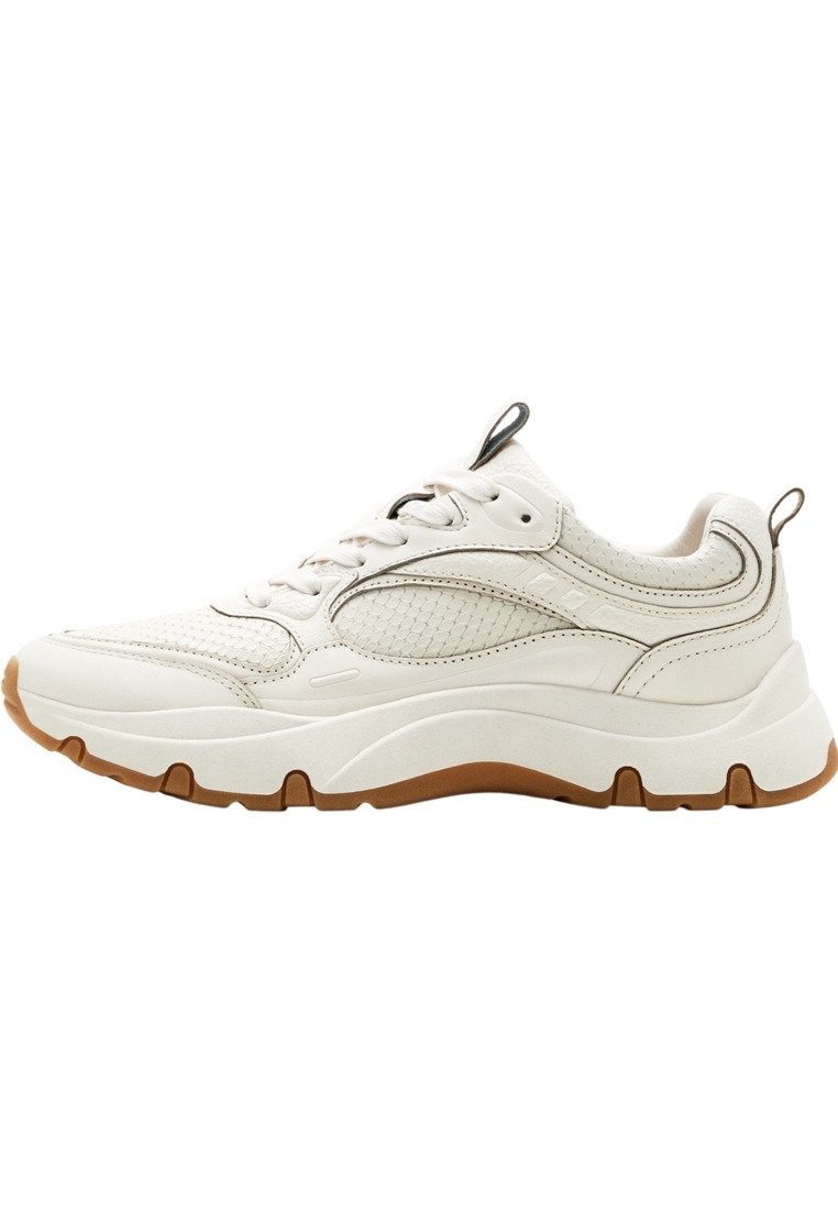 Sneaker bianca con tomaia in pelle texturizzata e dettagli in mesh, suola spessa bianca e suola in gomma marrone. Design tradizionale con lacci.