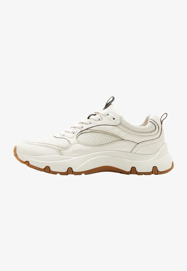 Sneaker bianca con tomaia in pelle texturizzata e dettagli in mesh, suola spessa bianca e suola in gomma marrone. Design tradizionale con lacci.