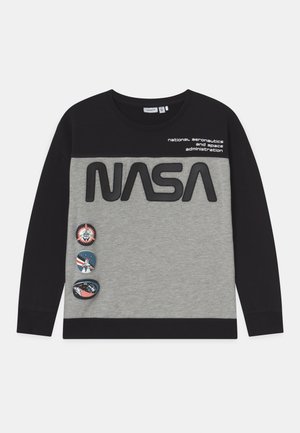 Langærmet sort og grå sweatshirt med stor NASA-tekst, lille tekst "national aeronautics and space administration" og tre rumtema-broderier.