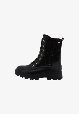 Schwarze Knöchelstiefel mit einem strukturierten schwarzen Stoffoberteil, Metallösen und einer dicken Gummisohle. Mit einem Kunstpelzfutter und einer Ziehlasche.